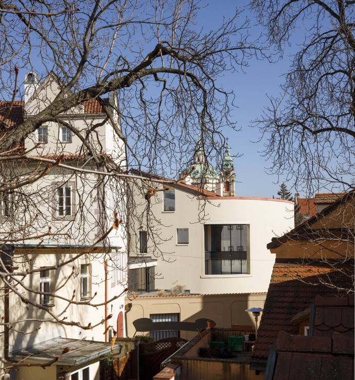 Základ konstrukce tvoří zděné stěny z cihelných bloků Porotherm, které architektům umožnily pracovat s tradičním materiálem v současném kontextu. Stropy z pohledového betonu s otiskem prken dodávají interiéru strukturu a kontrast k dubovým podlahám.
