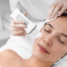 Mikrodermabráze, s níž je možné HydraFacial srovnávat, je mechanické broušení povrchu kůže pomocí krystalů nebo diamantů.
Mikrodermabráze, s níž je možné HydraFacial srovnávat, je mechanické broušení povrchu kůže pomocí krystalů nebo diamantů.