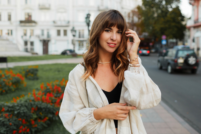Bezstarostný vzhled bedhead vln je ideální jak k sofistikovaným outfitům z přehlídkových mol, tak k letním ležérním stylům, přinášejícím pocit volnosti i rafinovanosti. Jejich opakem jsou glamour vlny, které již vyžadují trochu zručnosti.
