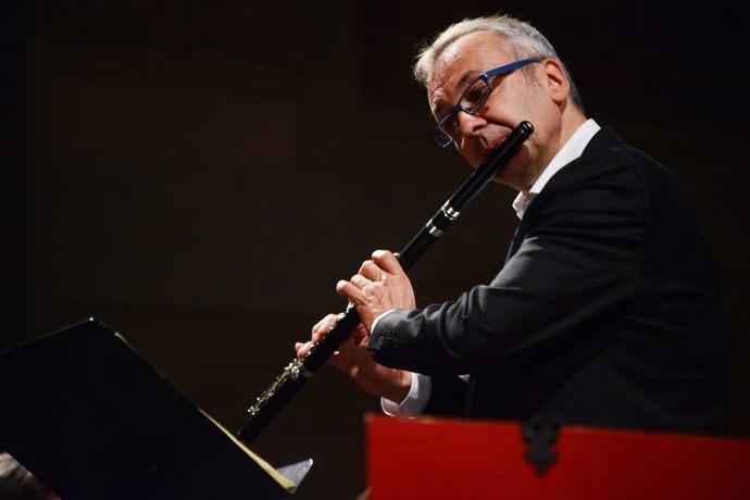 Philippe Bernold, francouzský flétnista
Bach byla první hudba, kterou jsem si zamiloval. Jednak proto, že mám křesťanské kořeny (jsem protestant, stejně jako tento úžasný skladatel), ale i proto, že to je první hudba, která mě rozplakala. Pamatuju si představení Matthew Passion s orchestrem města Colmar, kde jsem hrál čtvrté housle. Během posledního refrénu první části jsem hrál se slzami v očích!  

 
