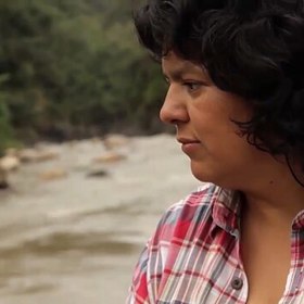 Berta Cáceresová spoluzaložila organizaci COPINH, aby bránila práva domorodého lidu Lenca. Její práce rychle začala vadit těm, kteří chtěli z přírody udělat byznys.
