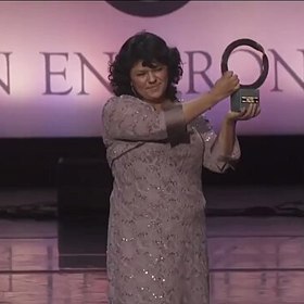 Berta Cáceresová čelila výhrůžkám, sledování i otevřenému zastrašování ze strany armády. Přesto odmítla ustoupit a dál stála v první linii odporu.
