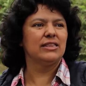 Na řece Gualcarque vedla Berta Cáceresová dlouhé protesty proti přehradě Agua Zarca. Pro ni to nebyl jen ekologický spor, ale otázka identity a přežití komunity.
