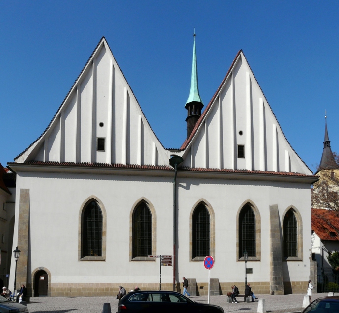 O jakou kapli se jedná? Původní kaple, založená roku 1391, zde byla postavena v letech 1391–1394 a byla určena pro kázání v českém jazyce. Kázal zde mistr Jan Hus a další husitští kněží. 
