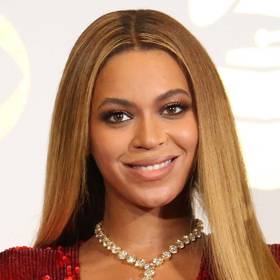 Beyoncé
Vlasy zesvětlené směrem ke konečkům jsou stále velmi trendy, a navíc na léto vám v zesvětlení může pomoct samo sluníčko. K vyniknutí vaší nové barvy nechte vlasy rovné.
Beyoncé
Vlasy zesvětlené směrem ke konečkům jsou stále velmi trendy, a navíc na léto vám v zesvětlení může pomoct samo sluníčko. K vyniknutí vaší nové barvy nechte vlasy rovné.