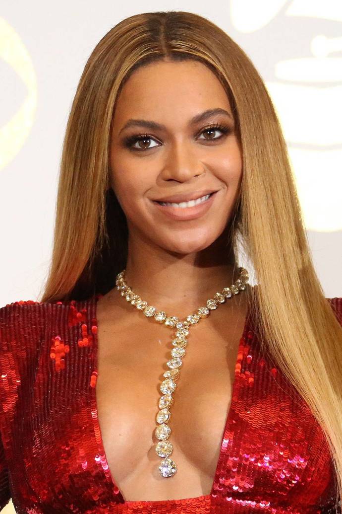 Beyoncé

Vlasy zesvětlené směrem ke konečkům jsou stále velmi trendy, a navíc na léto vám v zesvětlení může pomoct samo sluníčko. K vyniknutí vaší nové barvy nechte vlasy rovné.
