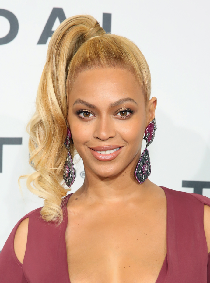 Zpěvačka Beyoncé se v culíku ukazuje celkem často, tentokrát to byl tento hodně vyčesaný a natočený
