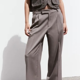Elegantní kalhoty v šedobéžové barvě, H&M, 479 Kč
