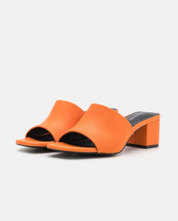 Oranžové pantofle, Even&Odd, 890 Kč
