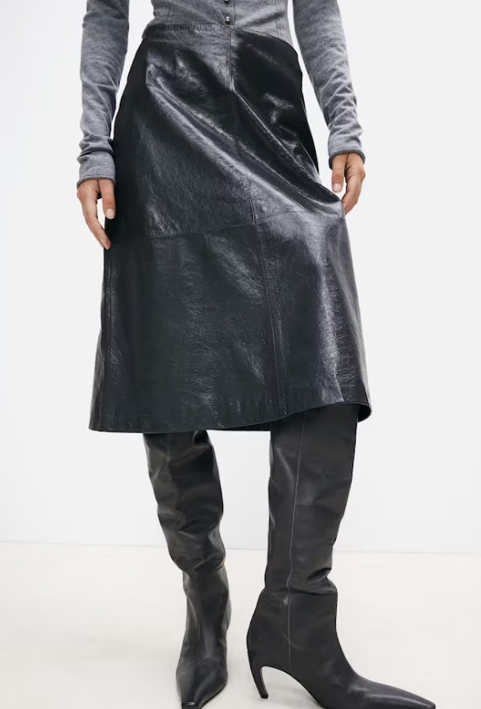Kožená áčková sukně, H&M, 5 999 Kč
