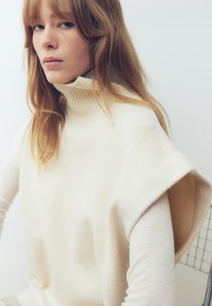 Pletená vesta s vysokým límcem, H&M, 576 Kč

