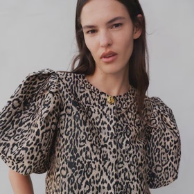 Halenka s balonovým rukávem, H&M, 1 199 Kč
Halenka s balonovým rukávem, H&M, 1 199 Kč