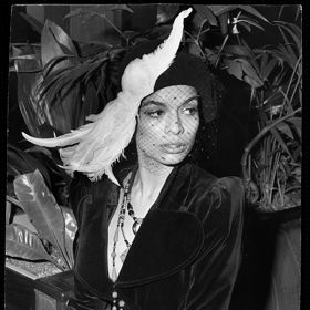 Bianca Jagger

Bianca a Andy Warhol byli nerozluční večírkoví parťáci. Ovšem po Warholově smrti v roce 1989 se všechno změnilo. Bianca Jagger označila knihu The Andy Warhol Diaries za hanopis a vydavatele zažalovala. I přes všechny jejich společně strávené noci v klubech, Bianca nesouhlasila s faktem, že ji Andy Warhol označoval za neinteligentní. 

