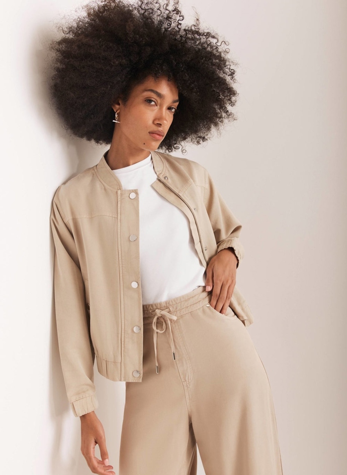 Bomber, Mint Velvet, 4150 Kč
Bomber, Mint Velvet, 4150 Kč