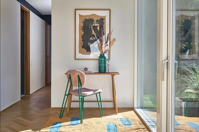 Designéři přitom upozorňují, že dobře vrstvený interiér nemusí být zahlcující. Naopak může působit klidně a uvolněně, protože dává domovu lidské měřítko a pocit, že se v něm skutečně žije. 
