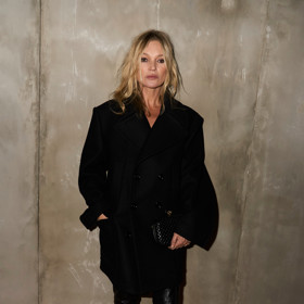 Outfit z milánského fashion weeku 2024: Kate Moss vsadila na kombinaci různých materiálů - vlněný kabát a kožené boty až nad kolena
