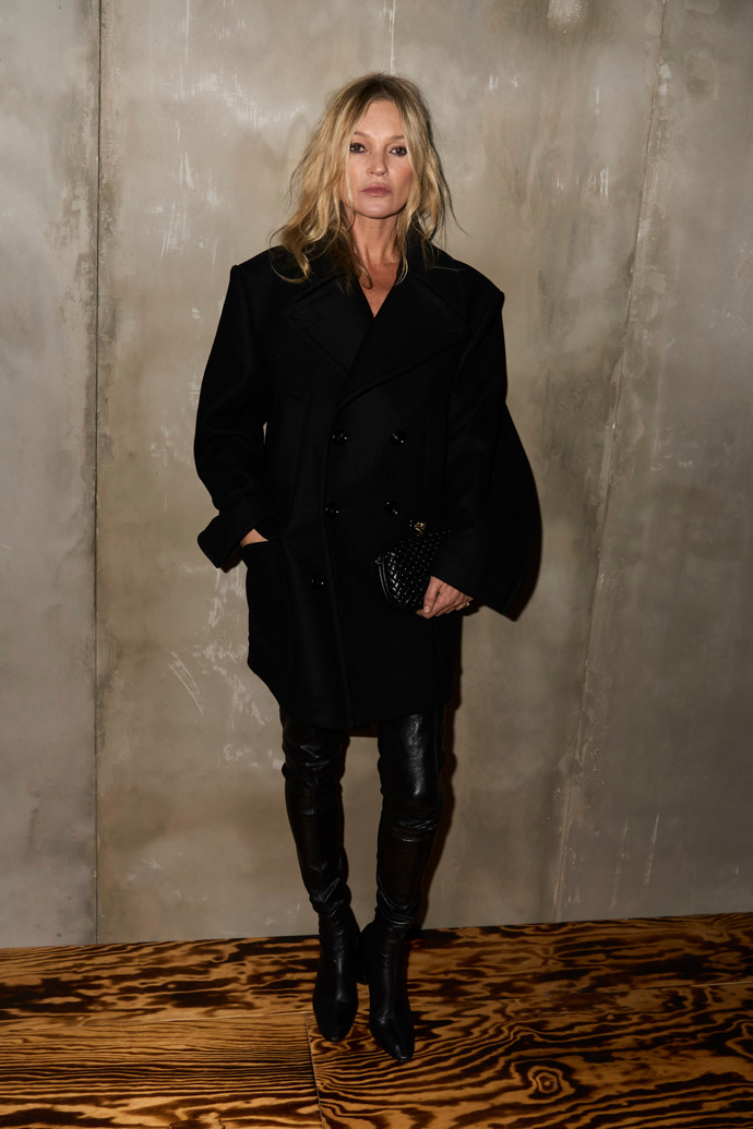 Outfit z milánského fashion weeku 2024: Kate Moss vsadila na kombinaci různých materiálů - vlněný kabát a kožené boty až nad kolena
Outfit z milánského fashion weeku 2024: Kate Moss vsadila na kombinaci různých materiálů - vlněný kabát a kožené boty až nad kolena