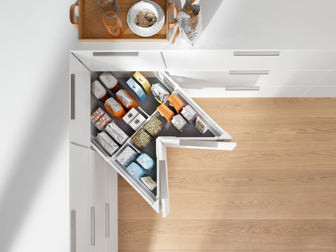 V malých kuchyních se počítá každý kousíček místa. Rohové šuplíky Space Corner vám umožní využít prostor do posledního centimetru! Blum.cz, cena dle rozměru 
