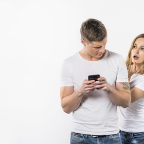Zjistila, že její manžel sází online přes mobil. I když jí přesvědčoval, že to je jen neškodná zábava, není tomu skutečně tak. 
