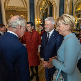 Eva a Petr Pavlovi na recepci britského krále Karla III. v Buckinghamském paláci. Šaty navrhla Štěpánka Pivcová a kabelku Andrea Vytlačilová.
Eva a Petr Pavlovi na recepci britského krále Karla III. v Buckinghamském paláci. Šaty navrhla Štěpánka Pivcová a kabelku Andrea Vytlačilová.