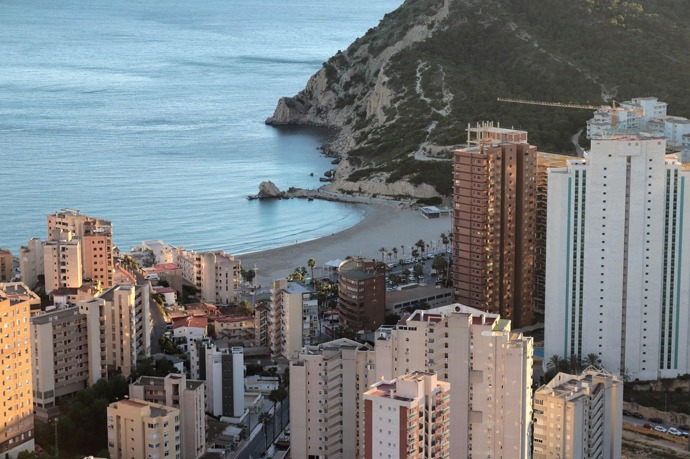 Španělsko je jednou z nejlepších možností v Evropě. Krátkodobé pronájmy na Airbnb mohou z bytu v Torrevieji nebo Alicante vynést 7 až 8 % ročně. Na Kanárských ostrovech je to díky celoroční turistické sezóně ještě více a v některých oblastech dosahuje i 10 %. Ještě ziskovější je pak Marbella nebo Ibiza. 

