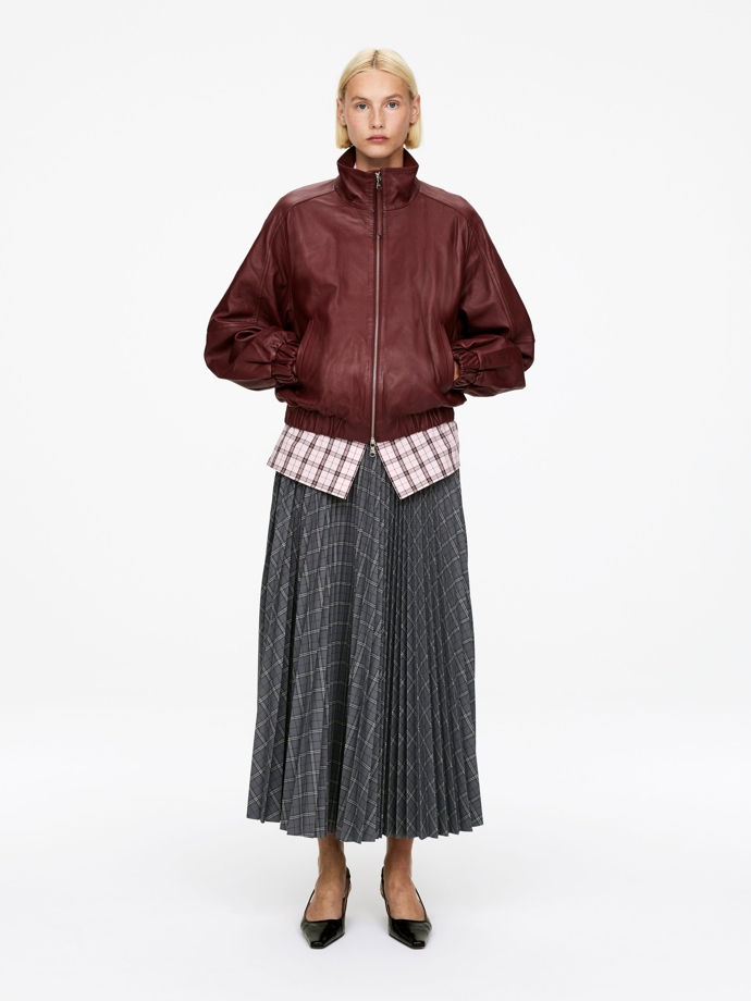 Bunda, 449 eur, sukně, 119 eur, Arket
