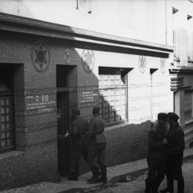 Němečtí vojáci vstupují do Soldatenbordell v Brestu ve Francii (1940). Budova je bývalá synagoga.
Němečtí vojáci vstupují do Soldatenbordell v Brestu ve Francii (1940). Budova je bývalá synagoga.