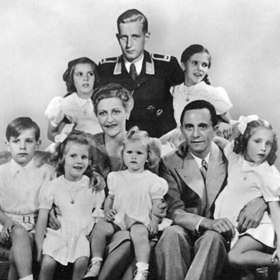 Joseph Goebbels s rodinou a nevlastním synem Haraldem
