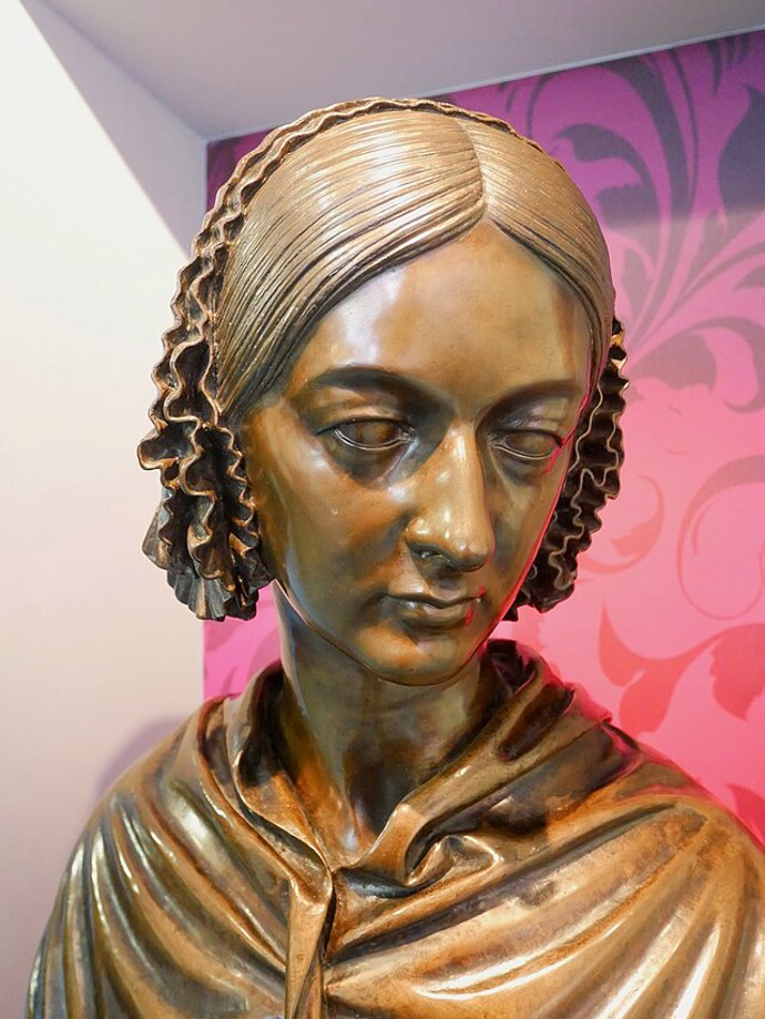 Jako první žena obdržela britský Řád za zásluhy, čímž se definitivně zapsala do dějin. Její principy péče dodnes formují prostředí moderních nemocnic po celém světě.
