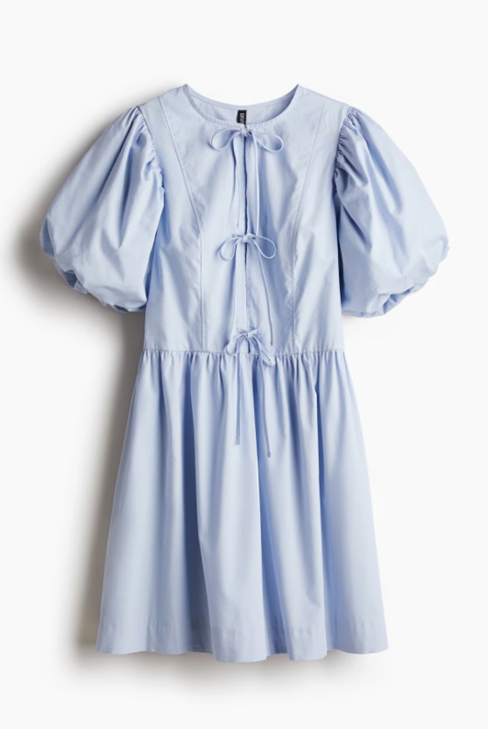 Šaty s nabíranými rukávy a vázacími detaily, H&M, 479 Kč

