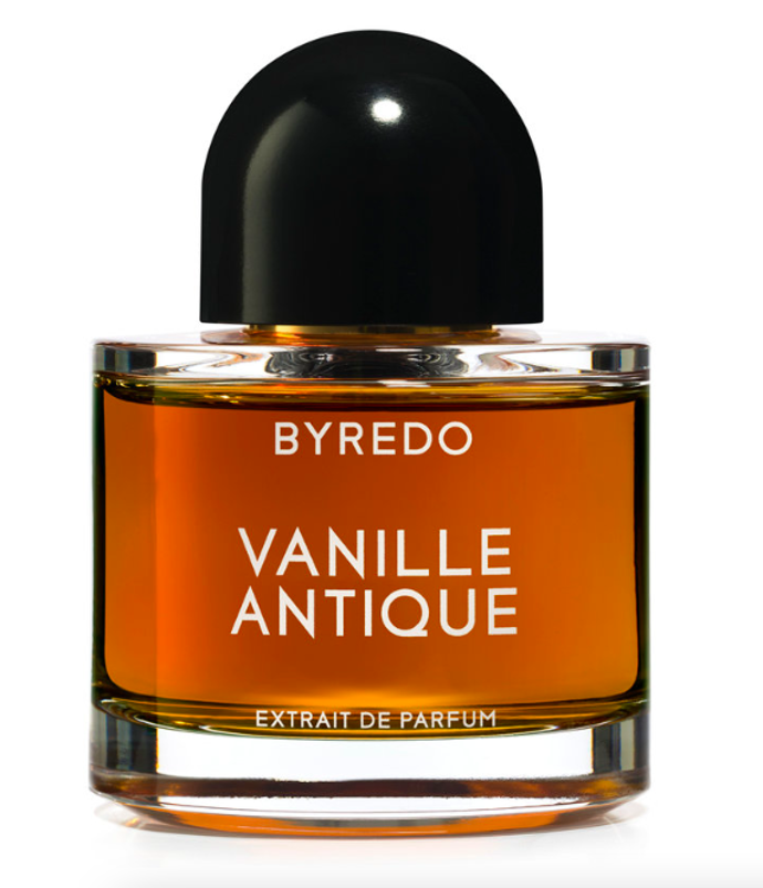 Byredo – Vanille Antique s vanilkou, černou švestkou, frézií, ambrou, kašmírovým dřevem a cistem, 7650 Kč
