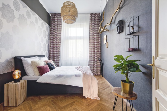 Designérka Michaela Hořejší miluje přírodu a harmonii a do této realizace vnesla velký kus svého spirituálního „já“. Podobným způsobem přistupuje ke všem svým projektům. Moc dobře ví, že u zařizování bytu je důležitá nejen praktičnost, ale i niterné pocity zákazníka.
