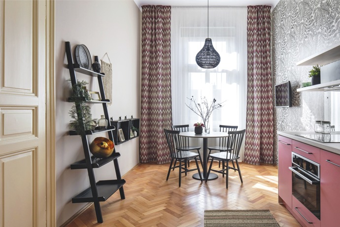 Designérka Michaela Hořejší miluje přírodu a harmonii a do této realizace vnesla velký kus svého spirituálního „já“. Podobným způsobem přistupuje ke všem svým projektům. Moc dobře ví, že u zařizování bytu je důležitá nejen praktičnost, ale i niterné pocity zákazníka.
