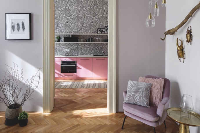 Designérka Michaela Hořejší miluje přírodu a harmonii a do této realizace vnesla velký kus svého spirituálního „já“. Podobným způsobem přistupuje ke všem svým projektům. Moc dobře ví, že u zařizování bytu je důležitá nejen praktičnost, ale i niterné pocity zákazníka.
