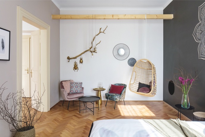 Designérka Michaela Hořejší miluje přírodu a harmonii a do této realizace vnesla velký kus svého spirituálního „já“. Podobným způsobem přistupuje ke všem svým projektům. Moc dobře ví, že u zařizování bytu je důležitá nejen praktičnost, ale i niterné pocity zákazníka.
