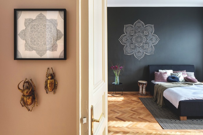 Designérka Michaela Hořejší miluje přírodu a harmonii a do této realizace vnesla velký kus svého spirituálního „já“. Podobným způsobem přistupuje ke všem svým projektům. Moc dobře ví, že u zařizování bytu je důležitá nejen praktičnost, ale i niterné pocity zákazníka.
