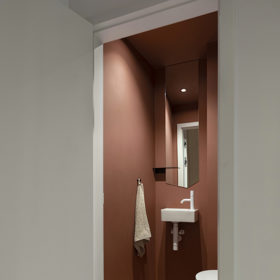 Byt o velikosti 103 m² s terasou kolem téměř celého obvodu nabízel opravdu velký potenciál. Jen bylo potřeba ho správně uchopit. A to se architektům z ateliéru Důmysl podařilo na jedničku.  
