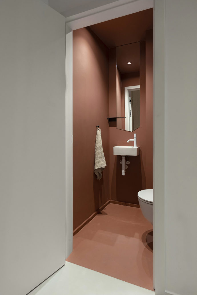 Byt o velikosti 103 m² s terasou kolem téměř celého obvodu nabízel opravdu velký potenciál. Jen bylo potřeba ho správně uchopit. A to se architektům z ateliéru Důmysl podařilo na jedničku.  
