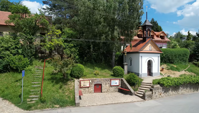 Autobusová zastávka stála zde.
Autobusová zastávka stála zde.
