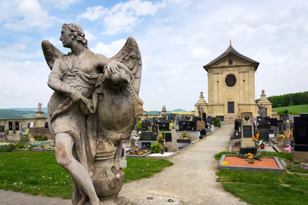Chcete se bát? Dušičky lákají na dušičkové výlety po zajímavých hřbitovech a tajemných stezkách Chcete se bát? Dušičky lákají na dušičkové výlety po zajímavých hřbitovech a tajemných stezkách