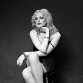 Candy Darling

Tato transsexuální ikona se zkrátka narodila proto, aby byla múzou nejen Andyho Warhola, ale také kapely Velvet Underground. V šedesátých letech zářila ve filmech Flesh a Women in Revolt. Zemřela v pouhých 29 letech. Na konci svého života říkala, že je "znuděná k smrti".
