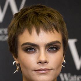 Cara Delevingne
Poté, co si z blonďatých loken oholila vlasy úplně nakrátko, experimentovala s platinovou blond a různými dalšími odstíny, se vrátila ke svým kořenům - kakaové hnědé.
Cara Delevingne
Poté, co si z blonďatých loken oholila vlasy úplně nakrátko, experimentovala s platinovou blond a různými dalšími odstíny, se vrátila ke svým kořenům - kakaové hnědé.