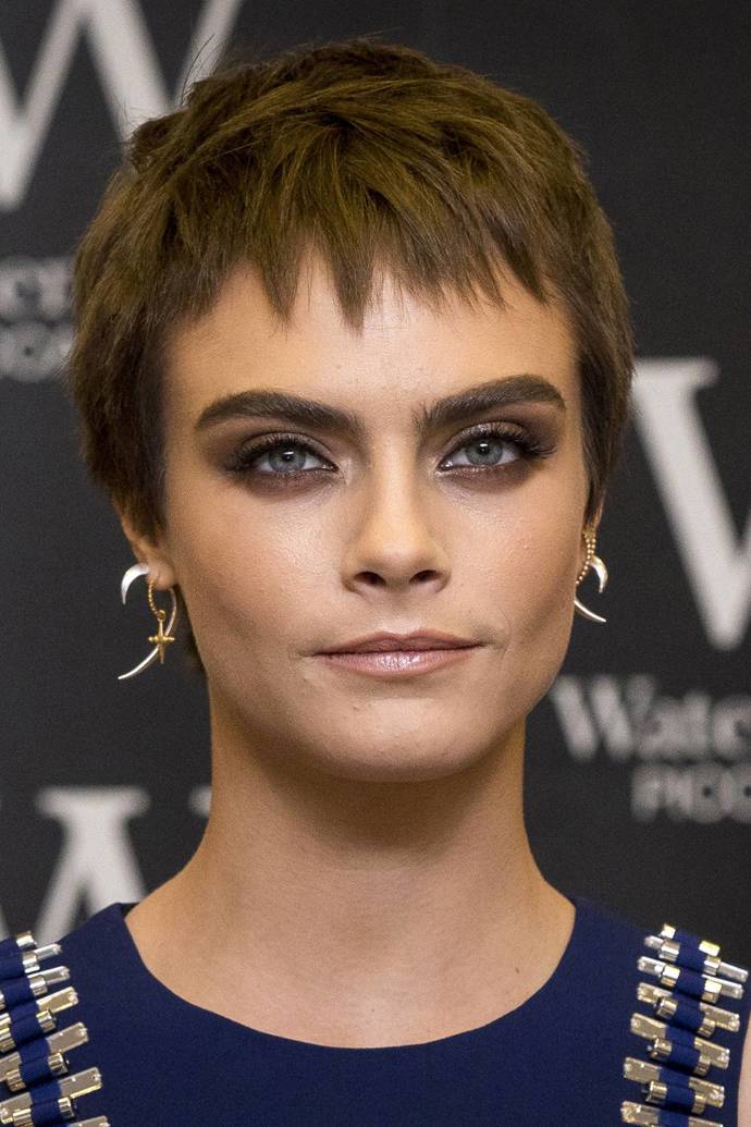 Cara Delevingne

Poté, co si z blonďatých loken oholila vlasy úplně nakrátko, experimentovala s platinovou blond a různými dalšími odstíny, se vrátila ke svým kořenům - kakaové hnědé.
