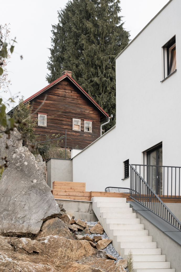 Svažitý pozemek na předměstí Českého Krumlova měl obrovský potenciál, ale zároveň velkou skálu po celé západní straně a také náročnější přístup. Jelikož se v okolí domu plánuje rozsáhlá výstavba, představovalo zadání pro architekta opravdovou výzvu.
Svažitý pozemek na předměstí Českého Krumlova měl obrovský potenciál, ale zároveň velkou skálu po celé západní straně a také náročnější přístup. Jelikož se v okolí domu plánuje rozsáhlá výstavba, představovalo zadání pro architekta opravdovou výzvu.