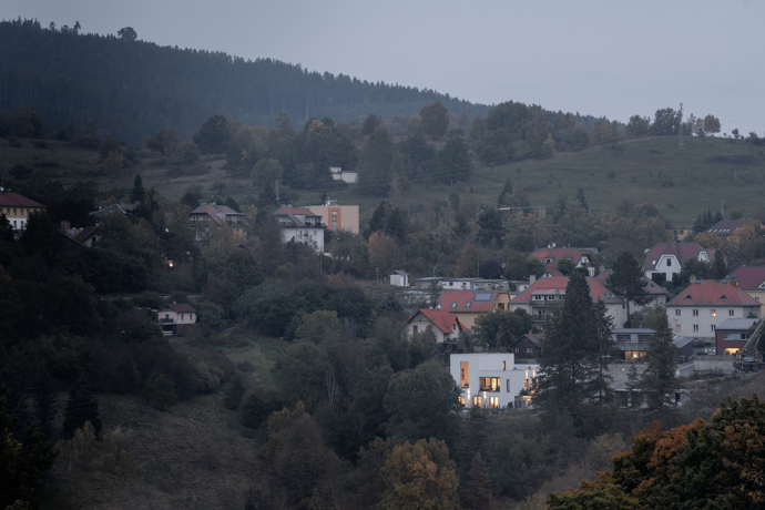 Svažitý pozemek na předměstí Českého Krumlova měl obrovský potenciál, ale zároveň velkou skálu po celé západní straně a také náročnější přístup. Jelikož se v okolí domu plánuje rozsáhlá výstavba, představovalo zadání pro architekta opravdovou výzvu.
Svažitý pozemek na předměstí Českého Krumlova měl obrovský potenciál, ale zároveň velkou skálu po celé západní straně a také náročnější přístup. Jelikož se v okolí domu plánuje rozsáhlá výstavba, představovalo zadání pro architekta opravdovou výzvu.