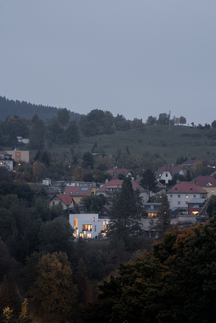 Svažitý pozemek na předměstí Českého Krumlova měl obrovský potenciál, ale zároveň velkou skálu po celé západní straně a také náročnější přístup. Jelikož se v okolí domu plánuje rozsáhlá výstavba, představovalo zadání pro architekta opravdovou výzvu.
Svažitý pozemek na předměstí Českého Krumlova měl obrovský potenciál, ale zároveň velkou skálu po celé západní straně a také náročnější přístup. Jelikož se v okolí domu plánuje rozsáhlá výstavba, představovalo zadání pro architekta opravdovou výzvu.