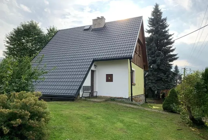 Chaloupka stojí na konci obce hned u lesa.
