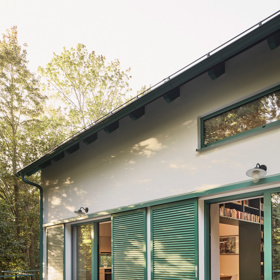 Architekti z ateliéru 0,5 Studio proměnili rekreační objekt z osmdesátých let v kompaktní rodinný dům, jenž přirozeně propojuje krajinu, tradici a moderní architekturu.
