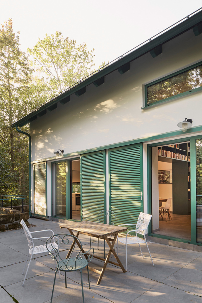 Architekti z ateliéru 0,5 Studio proměnili rekreační objekt z osmdesátých let v kompaktní rodinný dům, jenž přirozeně propojuje krajinu, tradici a moderní architekturu.
