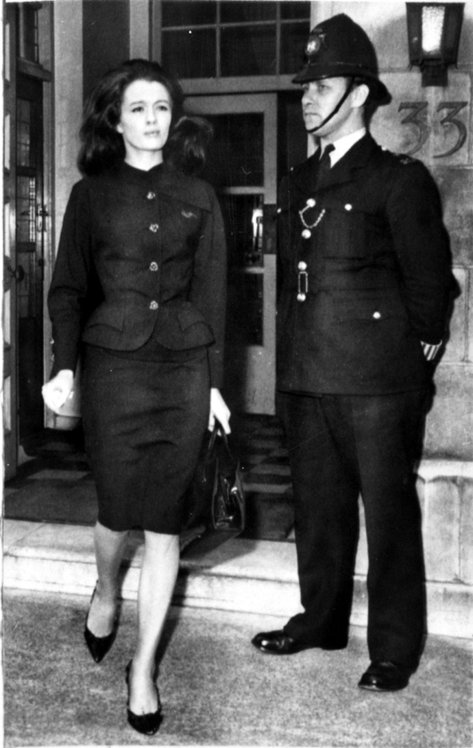 Christine Keeler byla kvůli svému podílu na aféře Profumo odsouzena za křivou výpověď a spiknutí. Jakmile byla propuštěna, za peníze od dnes již neexistujících novin News of the World, kterým prodala svůj příběh, si koupila dům v Marylebone a stáhla se do ústraní.
Christine Keeler byla kvůli svému podílu na aféře Profumo odsouzena za křivou výpověď a spiknutí. Jakmile byla propuštěna, za peníze od dnes již neexistujících novin News of the World, kterým prodala svůj příběh, si koupila dům v Marylebone a stáhla se do ústraní.